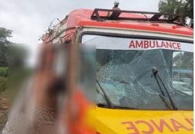 ರಸ್ತೆ ವಿಭಜಕಕ್ಕೆ ಢಿಕ್ಕಿಯಾಗಿ ಆಂಬ್ಯುಲೆನ್ಸ್ ಪಲ್ಟಿ: ಚಾಲಕ ಸ್ಥಳದಲ್ಲೇ ಸಾವು