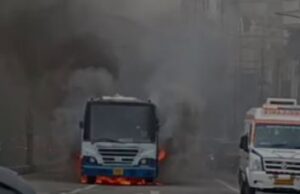 ನಡುರಸ್ತೆಯಲ್ಲೇ ಹೊತ್ತಿ ಉರಿದ 30 ಜನ ಪ್ರಯಾಣಿಕರಿದ್ದ ಬಿಎಂಟಿಸಿ ಬಸ್