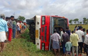 ಸ್ಟೇರಿಂಗ್ ಕಟ್ ಆಗಿ ಪಲ್ಟಿಯಾದ ಬಸ್: 30ಕ್ಕೂ ಹೆಚ್ಚು ವಿದ್ಯಾರ್ಥಿಗಳಿಗೆ ಗಾಯ