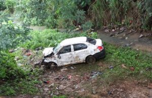 ಚಾಲಕನ ನಿಯಂತ್ರಣ ತಪ್ಪಿ ಹಳ್ಳಕ್ಕೆ ಬಿದ್ದ ಕಾರು, ನಾಲ್ವರಿಗೆ ಗಾಯ