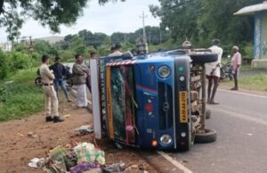 ಚಾಮರಾಜನಗರ: ಕಾರ್ಮಿಕರನ್ನ ಕರೆದೊಯ್ಯುತ್ತಿದ್ದ ವಾಹನ ಪಲ್ಟಿ- 20 ಮಹಿಳೆಯರಿಗೆ ಗಾಯ