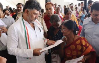 ಜಿಲ್ಲಾ ಮಟ್ಟದ ಜನಸ್ಪಂದನ ಕಾರ್ಯಕ್ರಮ: ಸಾರ್ವಜನಿಕರಿಂದ ಅಹವಾಲು ಸ್ವೀಕರಿಸಿದ ಡಿ. ಕೆ. ಶಿವಕುಮಾರ್