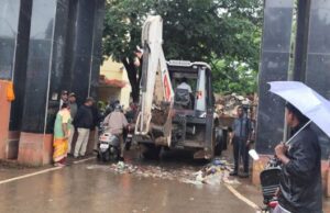 ಹುಬ್ಬಳ್ಳಿ: ಪಾಲಿಕೆ ಎದುರು ತ್ಯಾಜ್ಯ ಸುರಿದು ಗುತ್ತಿಗೆ ಪೌರಕಾರ್ಮಿಕರ ಪ್ರತಿಭಟನೆ