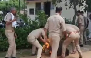 ಪೊಲೀಸ್ ಠಾಣೆ ಆವರಣದಲ್ಲಿಯೇ ತಾಯಿಗೆ ಬೆಂಕಿ ಹಚ್ಚಿ ಹತ್ಯೆ ಮಾಡಿದ ಮಗ