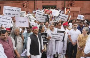 ಸರ್ಕಾರ ಬಜೆಟ್ ನಲ್ಲಿ ತಾರತಮ್ಯ: ಸಂಸತ್ತಿನ ಎದುರು ಇಂಡಿಯಾ ಬಣದ ನಾಯಕರ ಪ್ರತಿಭಟನೆ