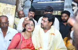 ಮದುವೆಯೇ ಆಗಿಲ್ಲ ಎಂದು ನಿರ್ದೇಶಕಿ ಹಣೆಗೆ ಕುಂಕುಮ ಇಟ್ಟ ಚಾಮರಾಜನಗರ ಸಂಸದ ಸುನೀಲ್ ಬೋಸ್