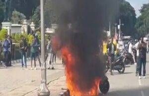 ವಿಧಾನಸೌಧದ ಎದುರೇ ಬೈಕ್ಗೆ ಬೆಂಕಿ ಹಚ್ಚಿದ ಭೂಪ