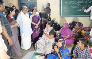 ಕಾಳಜಿ ಕೇಂದ್ರದಲ್ಲಿ ಸಂತ್ರಸ್ತರ ಅಹವಾಲು ಆಲಿಸಿದ ಮುಖ್ಯಮಂತ್ರಿ ಸಿದ್ದರಾಮಯ್ಯ