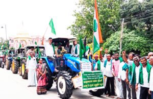 ಮೈಸೂರಿನ ಪ್ರಮುಖ ಬೀದಿಗಳಲ್ಲಿ ರೈತರ ಟ್ರ್ಯಾಕ್ಟರ್ ರ್ಯಾಲಿ: ಪ್ರಧಾನಿ ಯವರಿಗೆ ರವಾನಿಸಲು ಜಿಲ್ಲಾಧಿಕಾರಿ ಮೂಲಕ ಹಕ್ಕೂತ್ತಾಯ ಪತ್ರ ಸಲ್ಲಿಕೆ