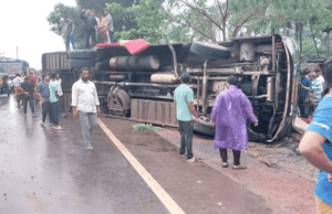 ಖಾಸಗಿ ಬಸ್ ಪಲ್ಟಿ: 10ಕ್ಕೂ ಅಧಿಕ ಪ್ರಯಾಣಿಕರಿಗೆ ಗಂಭೀರ ಗಾಯ