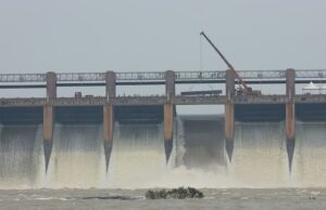 ತುಂಗಭದ್ರಾ: ಧುಮ್ಮಿಕ್ಕುತ್ತಿರುವ ನೀರಿನಲ್ಲೇ ತಾತ್ಕಾಲಿಕ ಗೇಟ್ ಅಳವಡಿಸುವ ಪ್ರಾಯೋಗಿಕ ಪರೀಕ್ಷೆ