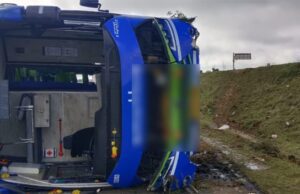 ಖಾಸಗಿ ಬಸ್ ಪಲ್ಟಿ: 15ಕ್ಕೂ ಹೆಚ್ಚು ಪ್ರಯಾಣಿಕರಿಗೆ ಗಾಯ