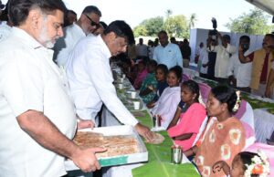 ಮಾವುತರು ಮತ್ತು ಕಾವಾಡಿಗರ ಕುಟುಂಬದೊಂದಿಗೆ ಊಟ ಸವಿದ ಸಚಿವ ಹೆಚ್.ಸಿ.ಮಹದೇವಪ್ಪ