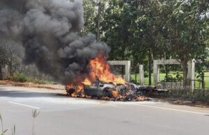 ಚಲಿಸುತ್ತಿದ್ದ ಕಾರಿನಲ್ಲಿ ಬೆಂಕಿ: ಅಪಾಯದಿಂದ ಪ್ರಯಾಣಿಕರು ಪಾರು