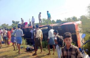 ನಿಯಂತ್ರಣ ತಪ್ಪಿ ಕೆಎಸ್ ಆರ್ ಟಿಸಿ ಬಸ್ ಪಲ್ಟಿ: ವಿದ್ಯಾರ್ಥಿಗಳು ಸೇರಿ ಹಲವರಿಗೆ ಗಾಯ