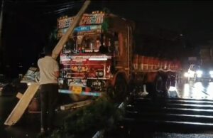 ಮಳೆಗೆ ರಸ್ತೆ ಕಾಣದೆ ವಿದ್ಯುತ್ ಕಂಬಕ್ಕೆ ಡಿಕ್ಕಿ ಹೊಡೆದ ಲಾರಿ: ತಪ್ಪಿದ ಅನಾಹುತ