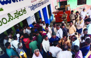 ಮೈಷುಗರ್ ಕಾರ್ಖಾನೆ ಅಧ್ಯಕ್ಷರ ಕಾರಿಗೆ ಮುತ್ತಿಗೆ ಹಾಕಿದ ರೈತರು