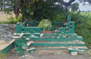 ಚಿತ್ತಾಪುರ-ಕರದಳ್ಳಿ ರಸ್ತೆ ಮಧ್ಯದಲ್ಲಿರುವ ಸೈಯದ್ ಪೀರ್ ದರ್ಗಾ ಧ್ವಂಸ