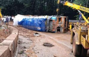 ಸರಕು ತುಂಬಿದ ಲಾರಿ ಪಲ್ಟಿ: ಸಂಚಾರ ಸಂಪೂರ್ಣ ಸ್ಥಗಿತ