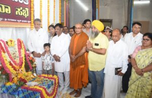 ಗಾಂಧಿ ಜಯಂತಿ ಪ್ರಾರ್ಥನಾ ಸಭೆ: ಜಿಲ್ಲಾ ಉಸ್ತುವಾರಿ ಸಚಿವರು ಹಾಗೂ ಗಣ್ಯರಿಂದ ಪುಷ್ಪಾರ್ಚನೆ