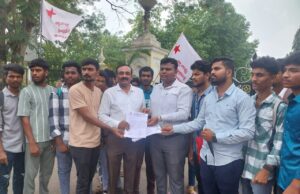 ಪರೀಕ್ಷೆ ಮುಂದೂಡುವಂತೆ ಒತ್ತಾಯಿಸಿ ಎಸ್ ಎಫ್ ಐ ಪ್ರತಿಭಟನೆ