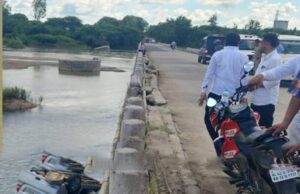 ನಿಯಂತ್ರಣ ತಪ್ಪಿ ನದಿಗೆ ಬಿದ್ದ ಕಾರು: ಚಾಲಕ ಸಾವು, ಇಬ್ಬರಿಗೆ ಗಾಯ