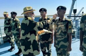 ಯೋಧರಿಗೆ ಸಿಹಿ ತಿನ್ನಿಸುವ ಮೂಲಕ ದೀಪಾವಳಿ ಆಚರಿಸಿದ ಪ್ರಧಾನಿ ಮೋದಿ