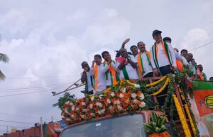 ನಾಮಪತ್ರ ಸಲ್ಲಿಸುವ ಮುನ್ನ ನಿಖಿಲ್ ಕುಮಾರಸ್ವಾಮಿ ಭರ್ಜರಿ ರೋಡ್ ಶೋ