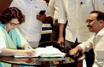 ವಯನಾಡಿನಲ್ಲಿ ಬೃಹತ್ ರೋಡ್ ಶೋ ಬಳಿಕ ನಾಮಪತ್ರ ಸಲ್ಲಿಸಿದ ಪ್ರಿಯಾಂಕಾ ಗಾಂಧಿ