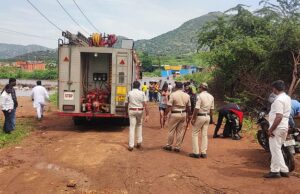 ಹಳ್ಳದಲ್ಲಿ ಮಗುಚಿದ ಟ್ರ್ಯಾಕ್ಟರ್: ಕಾರ್ಮಿಕರು ಸಿಲುಕಿರುವ ಶಂಕೆ