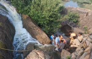 ತುಮಕೂರು: ಸೆಲ್ಫಿ ತೆಗೆದುಕೊಳ್ಳುವಾಗ ಕೋಡಿ ನೀರಿನಲ್ಲಿ ಕೊಚ್ಚಿ ಹೋದ ವಿದ್ಯಾರ್ಥಿನಿ