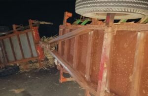 ಕಬ್ಬು ತುಂಬಿದ್ದ ಟ್ರ್ಯಾಕ್ಟರ್ – ಟ್ರ್ಯಾಲಿ ಉರುಳಿ ಬೈಕ್ ಸವಾರ ಸಾವು