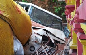 ಚಾಲಕನ ನಿಯಂತ್ರಣ ತಪ್ಪಿ ಕ್ಯಾಂಟರ್ ಪಲ್ಟಿ; ದೇಗುಲಕ್ಕೆ ಹಾನಿ