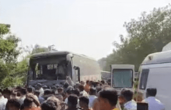 ಬೈಕ್ ಸವಾರನನ್ನು ತಪ್ಪಿಸಲು ಹೋಗಿ ಬಸ್ ಪಲ್ಟಿ: 10 ಮಂದಿ ಸಾವು