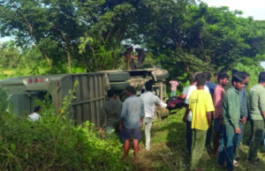 ಕಾರು ಹಾಗೂ ಬಸ್ ನಡುವೆ ಮುಖಾಮುಖಿ ಡಿಕ್ಕಿ: ಕಾರು ಜಖಂ, ಉರುಳಿದ ಬಸ್