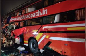 ಉತ್ತರ ಪ್ರದೇಶ: ಲಾರಿಗೆ ಡಬಲ್ ಡೆಕ್ಕರ್ ಬಸ್ ಡಿಕ್ಕಿ- 5 ತಿಂಗಳ ಮಗು ಸೇರಿ ಐವರು ಸಾವು