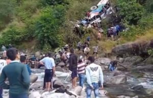 ಕಮರಿಗೆ ಉರುಳಿದ ಬಸ್: 20 ಮಂದಿ ಸಾವು