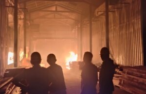 ಬೆಂಗಳೂರು: ಹೊತ್ತಿ ಉರಿದ ಕಾರ್ಖಾನೆ, ಕೋಟ್ಯಾಂತರ ರೂ. ನಷ್ಟ