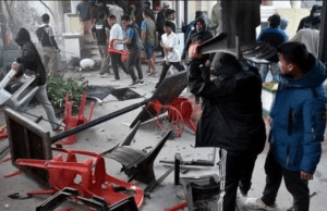 ಮಣಿಪುರ ಹಿಂಸಾಚಾರ: ಬಿಜೆಪಿ ಮತ್ತು ಕಾಂಗ್ರೆಸ್ ಕಚೇರಿಗಳನ್ನು ಧ್ವಂಸಗೊಳಿಸಿದ ಉದ್ರಿಕ್ತರ ಗುಂಪು