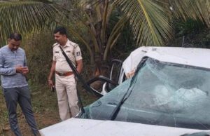 ಮರಕ್ಕೆ ಕಾರು ಡಿಕ್ಕಿಯಾಗಿ ಪಲ್ಟಿ: ಬೆಸ್ಕಾಂ ನೌಕರರ ಸ್ಥಳದಲ್ಲೇ ಸಾವು