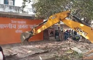 ಬುಲ್ಡೋಜರ್ ಬಳಸಿ ಬಿಜೆಪಿ ಕಚೇರಿಯನ್ನು ತೆರವುಗೊಳಿಸಿದ ಯುಪಿ ಸರ್ಕಾರ