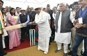 ಬ್ಯಾಟಿಂಗ್ ಆಡುವ ಮೂಲಕ ಅಂತಾರಾಷ್ಟ್ರೀಯ ಕ್ರಿಕೆಟ್ ಕ್ರೀಡಾಂಗಣ ನಿರ್ಮಾಣಕ್ಕೆ ಚಾಲನೆ ನೀಡಿದ ಸಿ.ಎಂ ಸಿದ್ದರಾಮಯ್ಯ