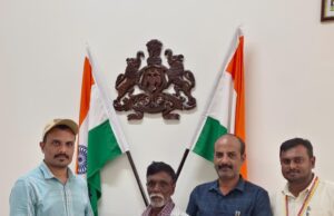 ವ್ಯಕ್ತಿಗೆ ಹಿರಿಯ ನಾಗರಿಕ ಪಿಂಚಣಿ ಮಂಜೂರಾತಿ ಪತ್ರ ವಿತರಣೆ