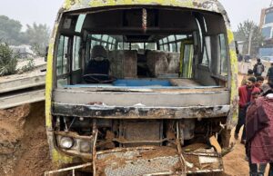 ಬ್ರಿಡ್ಜ್ ಗೆ ಡಿಕ್ಕಿ ಹೊಡೆದ ಶಾಲಾ ವಾಹನ: ಶಿಕ್ಷಕಿ ಸಾವು, 15 ಮಕ್ಕಳಿಗೆ ಗಂಭೀರ ಗಾಯ