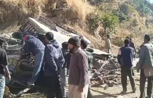 ಕಂದಕಕ್ಕೆ ಉರುಳಿದ ಬಸ್: ಓರ್ವ ಸಾವು, 20ಕ್ಕೂ ಹೆಚ್ಚು ಮಂದಿಗೆ ಗಂಭೀರ ಗಾಯ