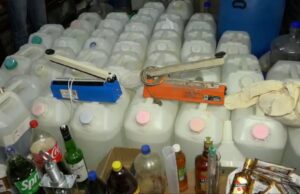 ಮಂಡ್ಯ: ಮನೆ ಮೇಲೆ ಅಬಕಾರಿ ಇಲಾಖೆ ದಾಳಿಯಲ್ಲಿ ಬೃಹತ್ ನಕಲಿ ಲಿಕ್ಕರ್ ದಂಧೆ ಬಯಲಿಗೆ