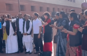 ಮೋದಿ ಅದಾನಿ ಏಕ್ ಹೈ… ಅದಾನಿ ಸೇಫ್ ಹೈ… : ವಿಶೇಷ ಜಾಕೆಟ್ ಧರಿಸಿ ಸಂಸತ್ ಹೊರಗೆ ವಿಪಕ್ಷ ಪ್ರತಿಭಟನೆ