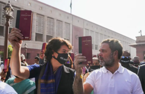 ಕಪ್ಪು ಮಾಸ್ಕ್ ಧರಿಸಿ. ಸಂವಿಧಾನದ ಪ್ರತಿ ಹಿಡಿದು ಪ್ರತಿಭಟಿಸಿದ ಪ್ರಿಯಾಂಕಾ ಗಾಂಧಿ