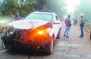 ವಿದ್ಯುತ್ ಕಂಬಕ್ಕೆ ಕಾರು ಡಿಕ್ಕಿ; ತಪ್ಪಿದ ಅನಾಹುತ