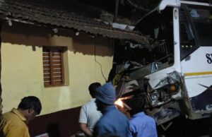 ಬೈಕ್ಗೆ ಡಿಕ್ಕಿ ಹೊಡೆದು ಮನೆಗೆ ನುಗ್ಗಿದ ಬಸ್: ಇಬ್ಬರ ದುರ್ಮರಣ